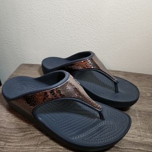 Crocs Women’s Sloane Hammered Metallic Flip Flop Comfort Sandal